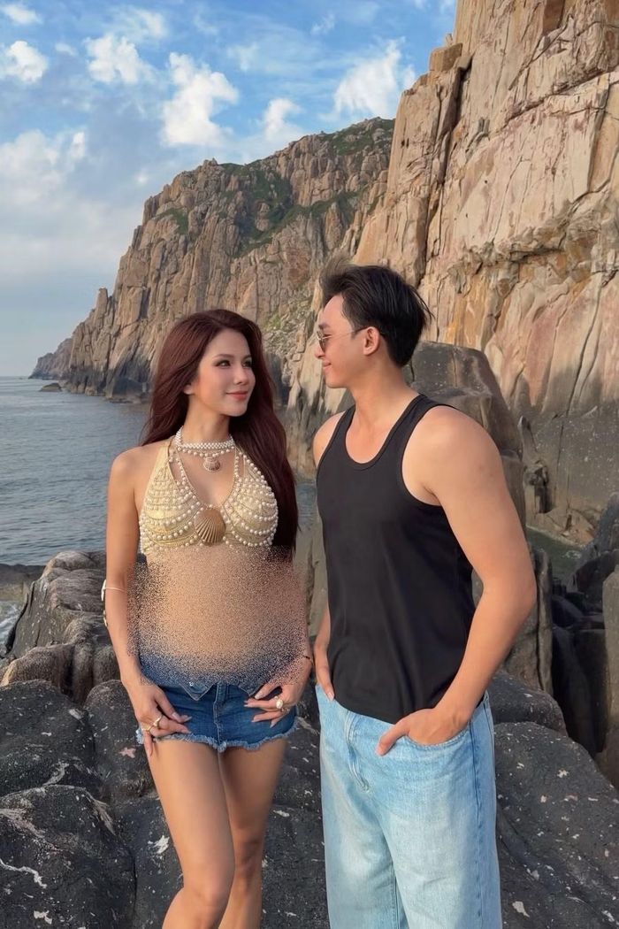 Ngoài những hoạt động thường ngày, cặp đôi còn dành thời gian cho các chuyến đi chung. Trong những hình ảnh được chia sẻ, Diệp Lâm Anh và bạn trai theo đuổi phong cách trẻ trung, thoải mái.