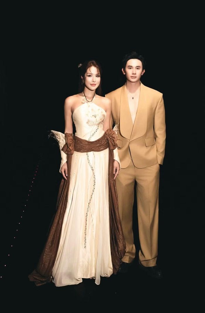 Diệp Lâm Anh thường chọn trang phục nữ tính, còn Phạm Kiên ưu tiên phong cách lịch lãm. Cả hai có sự kết hợp hài hòa về màu sắc và kiểu dáng trang phục.