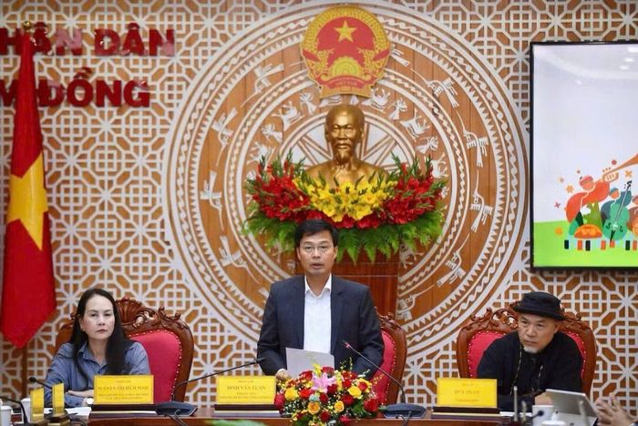 Ông Đinh Văn Tuấn, Phó Chủ tịch UBND tỉnh Lâm Đồng, phát biểu chủ trì buổi họp báo, cùng sự tham dự của bà Nguyễn Thị Bích Ngọc – Phó Giám đốc Sở Văn hóa, Thể thao và Du lịch tỉnh Lâm Đồng, Tổng đạo diễn – nhạc sĩ Huy Tuấn. Ảnh: PV.