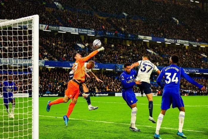 Thủ môn Mike Penders chưa thực sự tạo được sự yên tâm cho Chelsea khi đàn anh Emiliano Martinez vắng mặt. Ảnh: Shutterstock Editorial