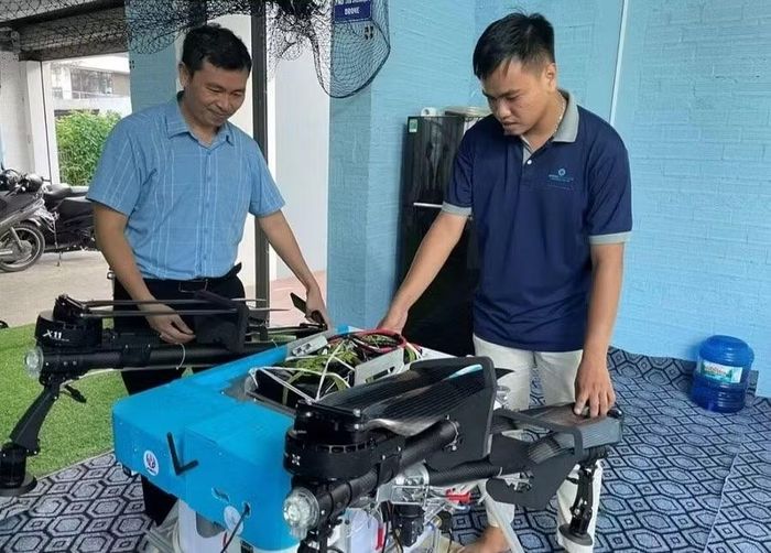 Giảng viên, sinh viên Trường Đại học Công nghệ Kỹ thuật TPHCM chế tạo drone nông nghiệp. Ảnh: Hà An