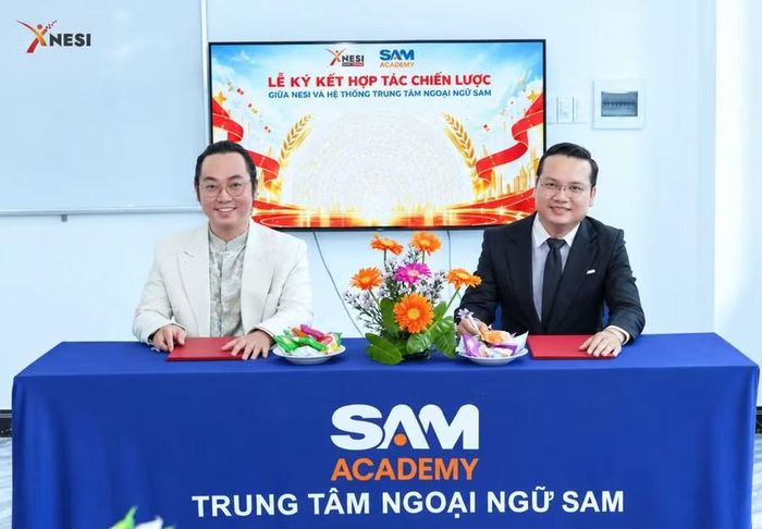 Ông Bạch Đăng Chính, CEO NESI (trái), và ông Ngô Phước Vy, Phó Tổng giám đốc Hệ thống giáo dục SAM EDTECH – Giám đốc Trung tâm Ngoại ngữ SAM, tại lễ ký kết hợp tác.