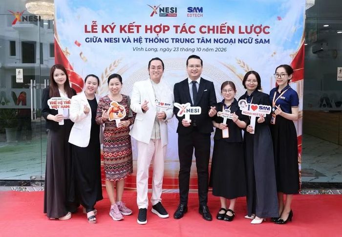 Đại diện NESI và Hệ thống Trung tâm Ngoại ngữ SAM chụp ảnh lưu niệm sau lễ ký kết hợp tác tại Vĩnh Long, ngày 23/10/2026.