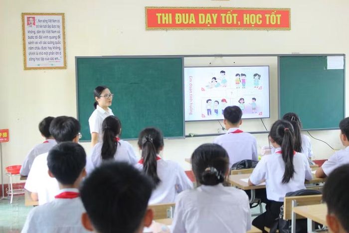 Năm học 2026–2027, Trường THCS Cẩm Bình được tăng cường 4 giáo viên các môn Toán, Tiếng Anh và Giáo dục thể chất.