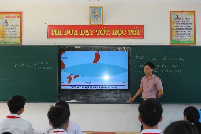 Dù còn thiếu giáo viên, Trường TH&THCS Kỳ Văn vẫn điều động giáo viên hỗ trợ các trường đang thiếu nhân lực trên địa bàn xã.