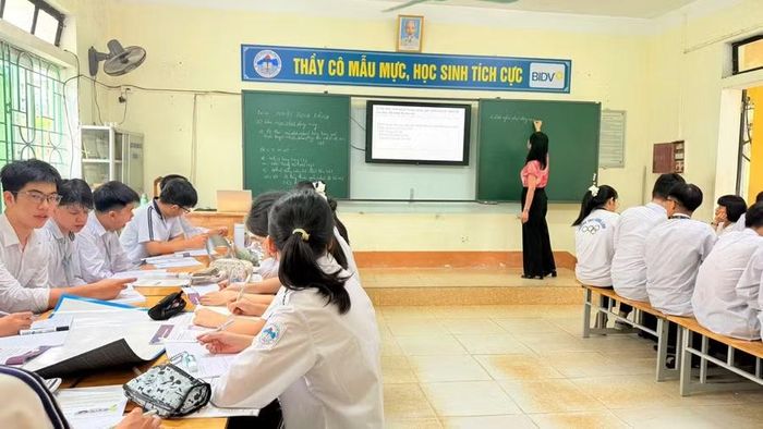 Năm học 2026–2027, ngành Giáo dục Hà Tĩnh điều chuyển 5 giáo viên Trường THPT Hồng Lĩnh đến các đơn vị khác nhằm điều tiết đội ngũ, khắc phục tình trạng thừa, thiếu giáo viên cục bộ.