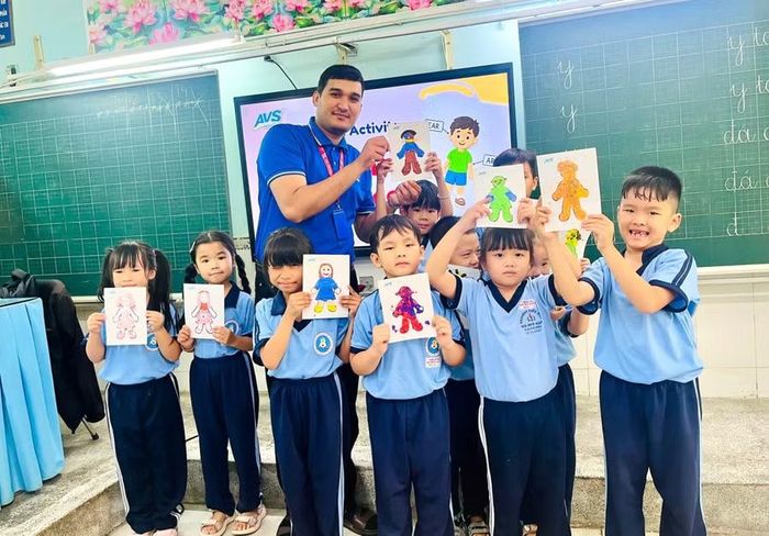 Giờ học tiếng Anh tại Trường Tiểu học Hà Huy Giáp.