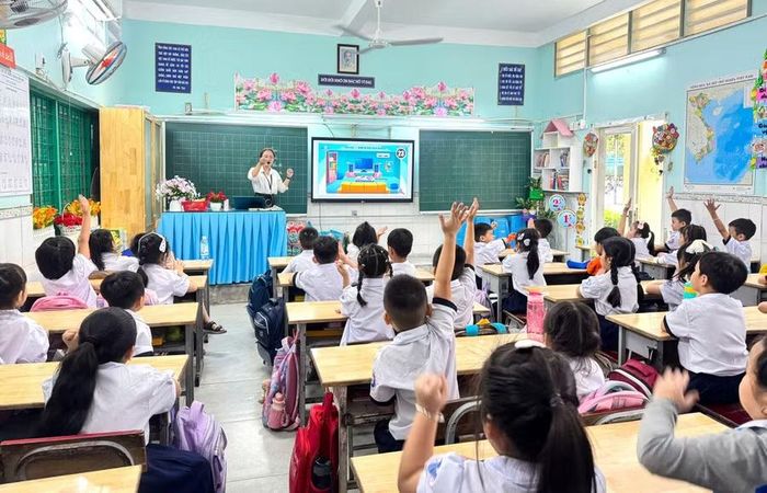 Giờ học tiếng Anh góp phần tạo cơ hội để học sinh Trường Tiểu học Hà Huy Giáp rèn luyện kỹ năng ngôn ngữ.