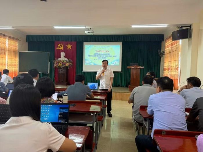 Ông Nguyễn Ngọc Lê Nam, Phó Giám đốc Sở GD&ĐT Hà Tĩnh chia sẻ tại buổi tập huấn. (Ảnh: Sở GD&ĐT Hà Tĩnh)