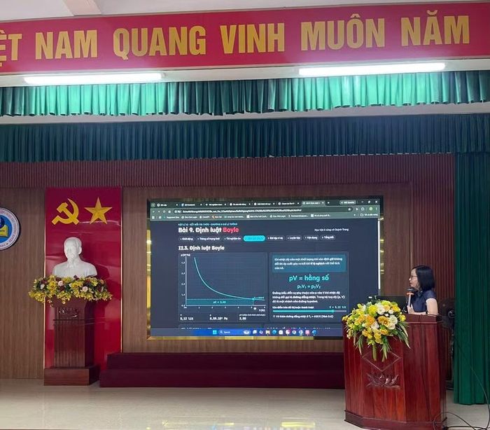 Giáo viên chia sẻ kinh nghiệm, trao đổi phương pháp và giải pháp nâng cao hiệu quả ôn thi tốt nghiệp THPT. (Ảnh: Sở GD&ĐT Hà Tĩnh)