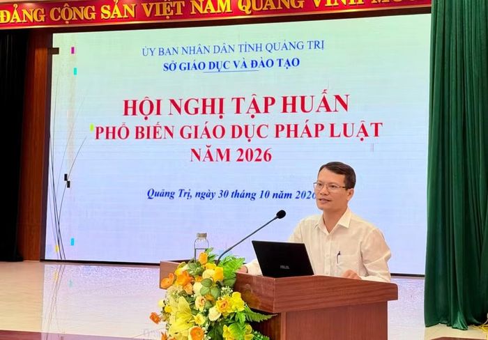 Ông Nguyễn Cao Cường, đại diện Phòng Giáo dục Nghề nghiệp-Thường Xuyên, Sở GD&ĐT Quảng Trị phổ biến Luật tại Hội nghị.