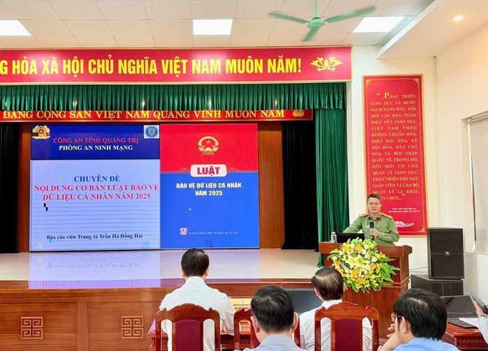 Trung tá Trần Hà Đồng Hải, Phó Trưởng phòng Phòng An ninh mạng Công an Quảng Trị phổ biến luật.