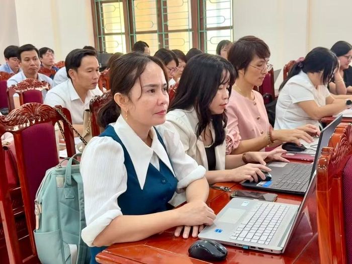 Đại biểu tập trung lắng nghe, thảo luận về các luật được đề cập trong Hội nghị.