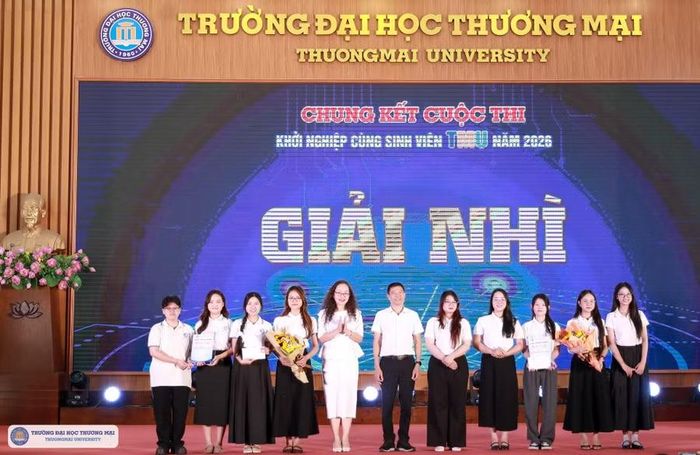 Ban tổ chức trao giải nhì cho sinh có dự án khởi nghiệp xuất sắc