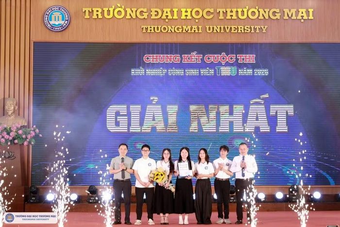 Dự án đoạt giải nhất được vinh danh, khen thưởng.