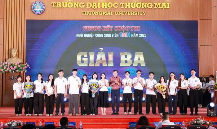 Các đội đoạt giải ba được Ban tổ chức trao thưởng.
