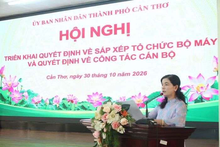 Bà Trần Thị Huyền, Giám đốc Sở GD&ĐT công bố các quyết định của Bộ GD&ĐT và UBND TP Cần Thơ.