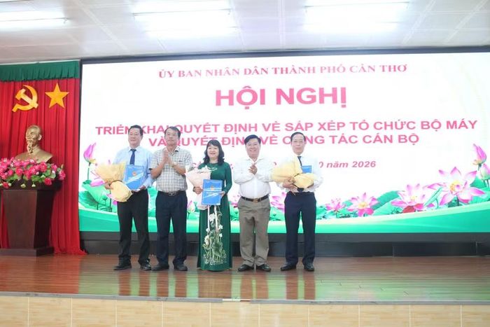 Ông Nguyễn Văn Khởi, Phó Chủ tịch UBND TP Cần Thơ trao quyết định.