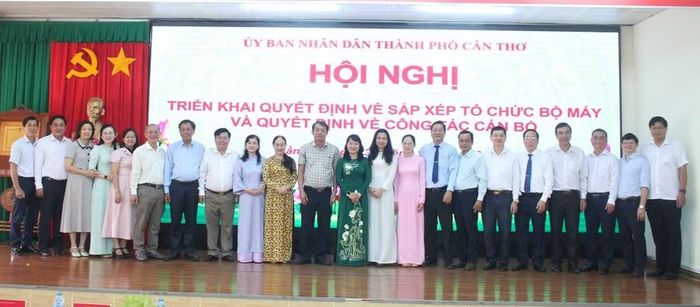 Đại biểu chụp ảnh lưu niệm.