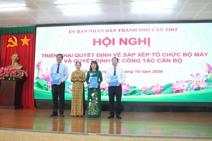 Bà Văn Ngọc Hà, Phó Trưởng Ban Tổ chức Thành ủy Cần Thơ trao quyết định.