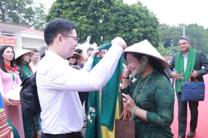 Lãnh đạo tỉnh Thái Nguyên đón Đoàn tại ga Lưu Xá.