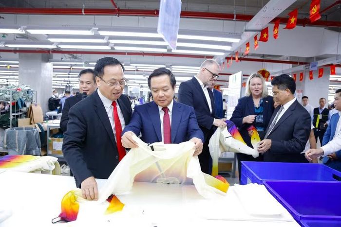Ông Phạm Quang Ngọc, Bí thư Tỉnh uỷ Hưng Yên cùng các đại biểu tham quan dây chuyền sản xuất tại nhà máy Spectre Hưng Yên 2.