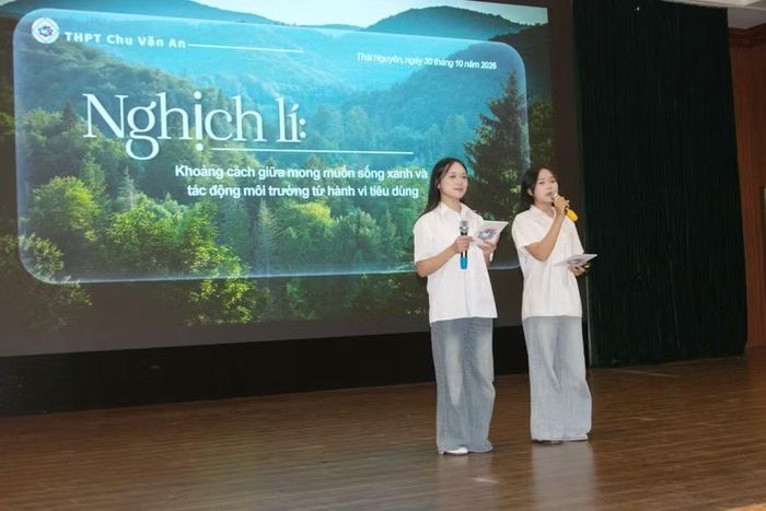 Học sinh Trường THPT Chu Văn An (Thái Nguyên) tham luận tại Hội thảo.