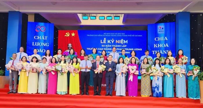 Các cán bộ quản lý đón nhận biểu trưng lưu niệm nhân dịp kỷ niệm 50 năm thành lập trường.