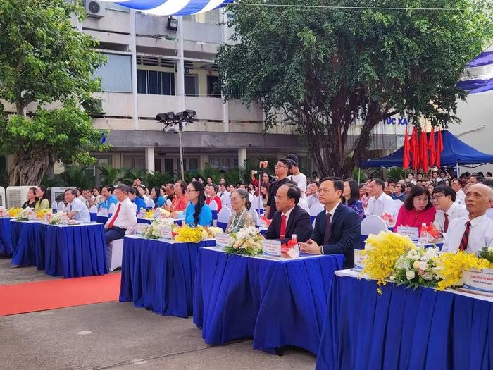 Thứ trưởng Bộ GD&ĐT Nguyễn Thị Quyên Thanh cùng các đại biểu tham dự sự kiện.