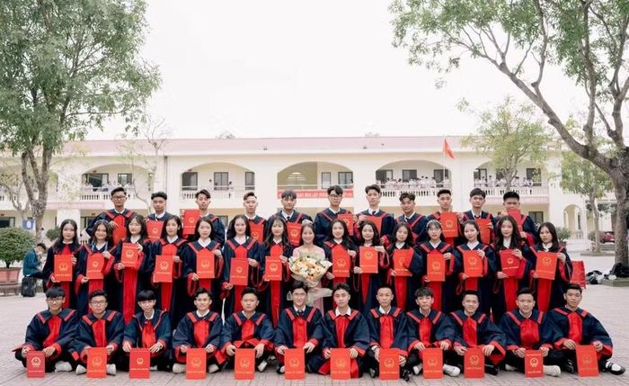 Học sinh Trường THPT Đặng Thai Mai cùng nhau chụp ảnh lưu niệm trong Lễ Tốt nghiệp. Ảnh: NTCC