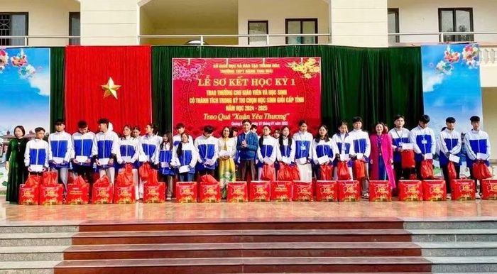Trường THPT Đặng Thai Mai tổ chức trao thưởng học sinh, giáo viên có thành tích trong Kỳ thi học sinh giỏi cấp tỉnh năm 2025. Ảnh: NTCC