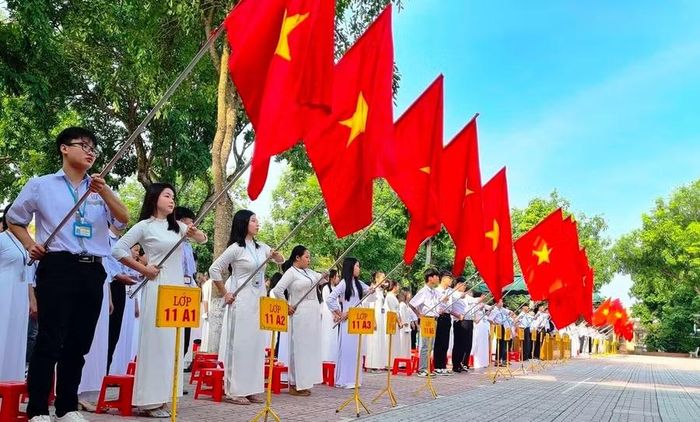 Học sinh Trường THPT Đặng Thai Mai trong buổi sinh hoạt dưới cờ. Ảnh: NTCC
