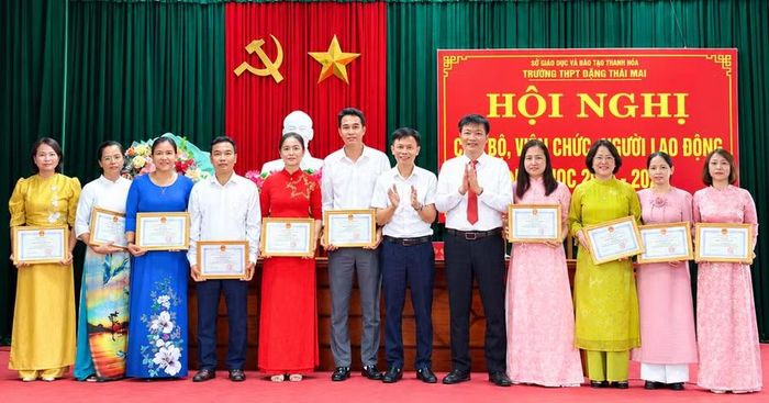 Ông Nguyễn Ngọc Hồng, Hiệu trưởng Trường THPT Đặng Thai Mai (thứ 5 từ phải sang) trao thưởng cán bộ, giáo viên nhà trường tại Hội nghị cán bộ, viên chức, người lao động năm học 2026-2027. Ảnh: NTCC