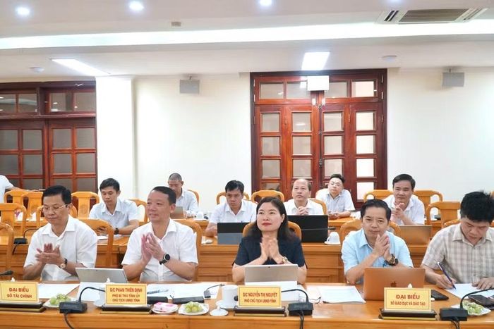Lãnh đạo UBND tỉnh Hà Tĩnh và các đại biểu tại buổi làm việc với Trường Cao đẳng Công nghệ cao Hà Nội về hợp tác phát triển nguồn nhân lực chất lượng cao, giáo dục STEM, AI và chuyển đổi số.