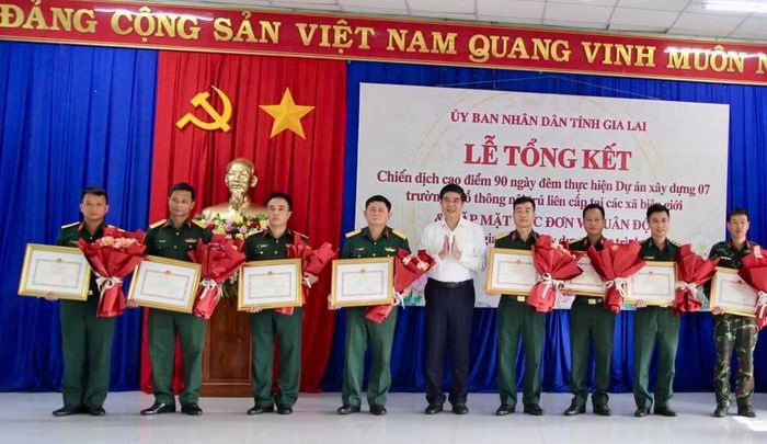 Phó Chủ tịch UBND tỉnh Gia Lai Lâm Hải Giang trao Bằng khen cho các tập thể đạt thành tích xuất sắc, tiêu biểu trong Chiến dịch cao điểm 90 ngày đêm.