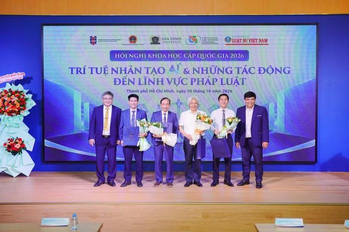 Trường Đại học Gia Định tặng quà lưu niệm cho các chuyên gia tham dự hội thảo. Ảnh: GDU.