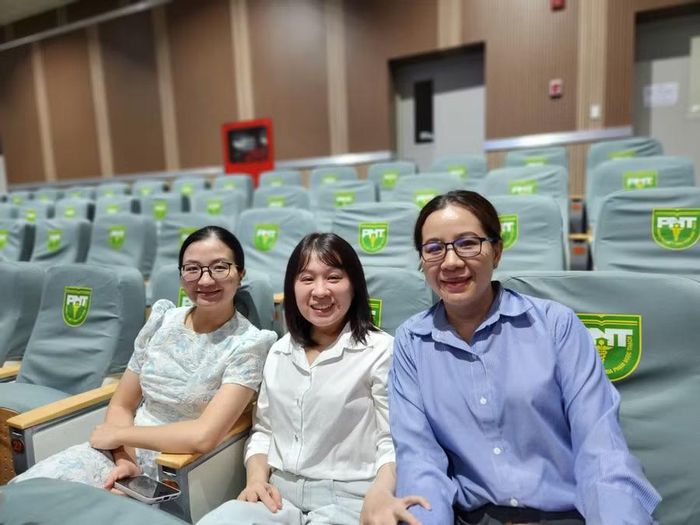 BS.CKI Tăng Thị Ngọc (giữa) cùng các bạn tham dự lễ khai giảng.