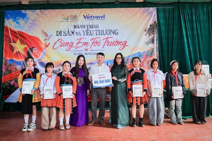 Vietravel Hà Nội trao tặng áo dài cho nữ sinh vùng cao Tà Xùa.