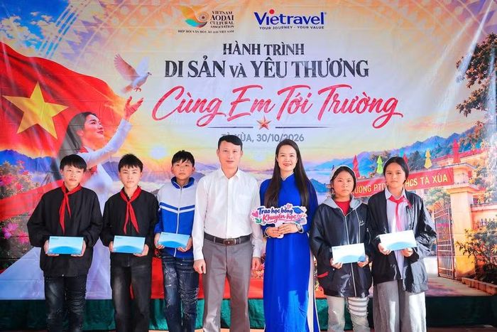 Nhiều phần quà ý nghĩa đến với học sinh miền núi.