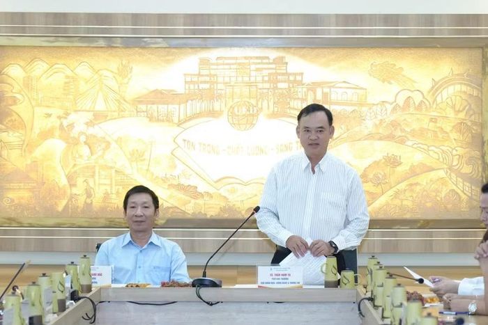 Ông Trần Nam Tú, Phó Cục trưởng Cục Khoa học, Công nghệ và Thông tin, Bộ GD&ĐT phát biểu đề dẫn Hội thảo.