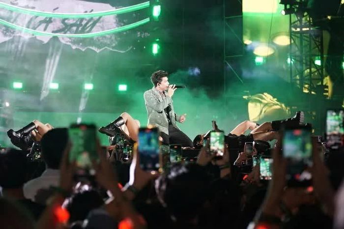 Nghệ sĩ trình diễn tại quảng trường 2 Tháng 4 (phường Nha Trang), đây cũng là khu vực tập trung phát triển kinh tế đêm. (Ảnh: Nguyễn Hoàng)
