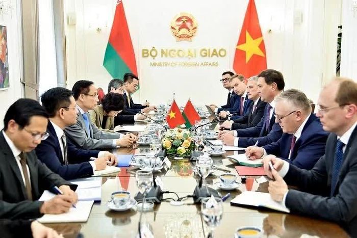 Ủy viên Bộ Chính trị, Bộ trưởng Ngoại giao Lê Hoài Trung hội đàm với Bộ trưởng Ngoại giao Belarus Maxim Ryzhenkov. (Ảnh: Quang Hòa)