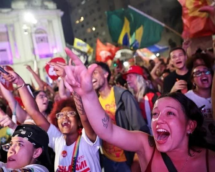 Những người ủng hộ Tổng thống Brazil Luiz Inácio Lula da Silva ăn mừng tại Rio de Janeiro sau khi ông giành chiến thắng trong cuộc bầu cử tổng thống vòng hai. (Nguồn: Getty Images)
