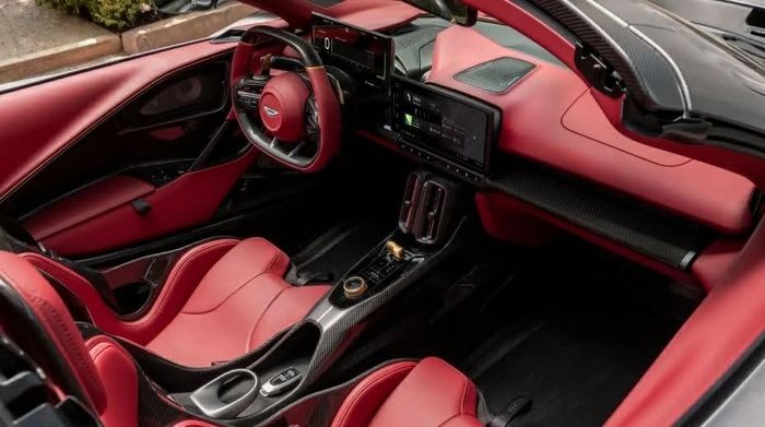 Aston Martin trang bị tiêu chuẩn ghế Touring sợi carbon cho nội thất xe.