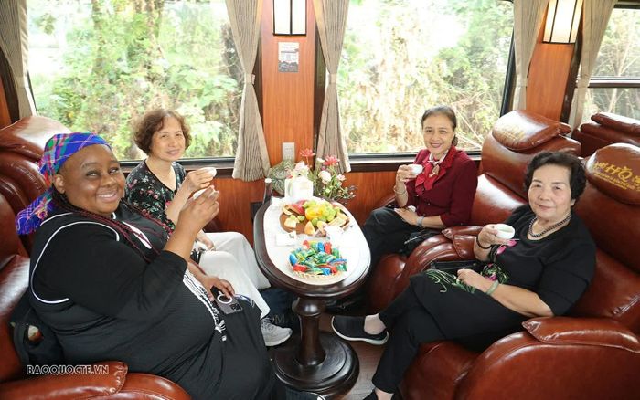 Tham dự chuyến tàu Di sản Hà Nội - Thái Nguyên có đại diện lãnh đạo Bộ Ngoại giao, lãnh đạo tỉnh Thái Nguyên và các đại sứ, phu nhân, phu quân đại sứ các nước.