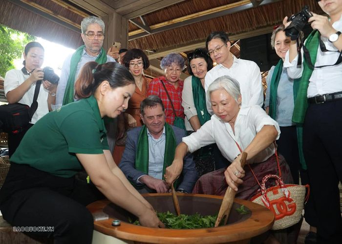Phu nhân Lê Nguyệt Anh cùng các đại biểu trải nghiệm hoạt động sao chè thủ công.