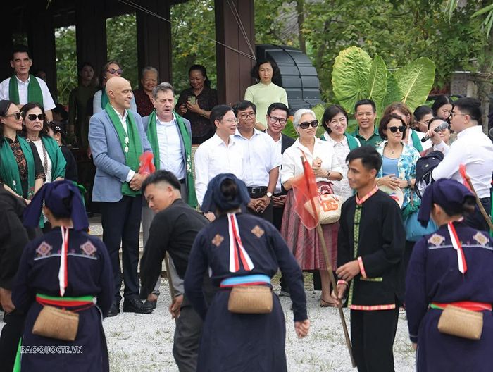 Đoàn đại biểu thưởng thức nghệ thuật trình diễn dân gian: Thổi sáo và múa Tắc Xình của đồng bào dân tộc Sán Chay (Di sản văn hóa phi vật thể quốc gia).