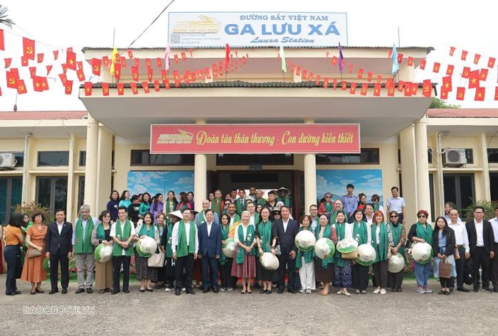 Phu nhân của Bộ trưởng Ngoại giao Lê Hoài Trung, bà Lê Nguyệt Anh và Phó Bí thư Tỉnh ủy Đinh Quang Tuyên đón đoàn tại Ga Lưu Xá (Thái Nguyên).
