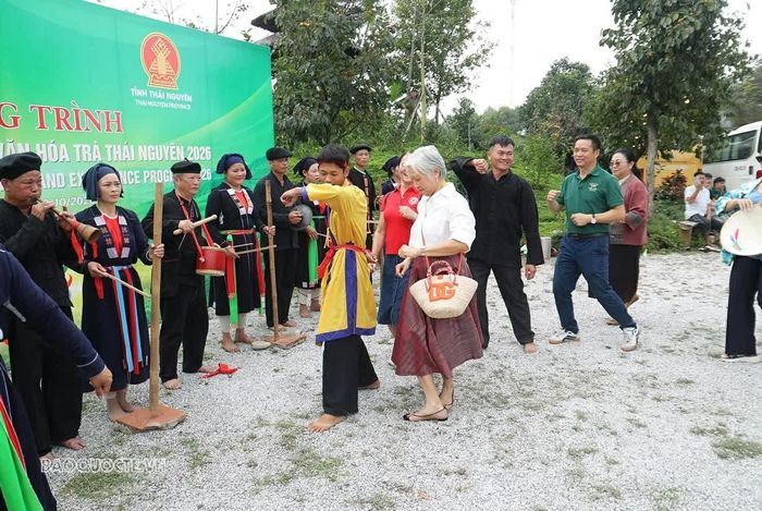 Phu nhân Lê Nguyệt Anh giao lưu cùng đồng bào dân tộc.