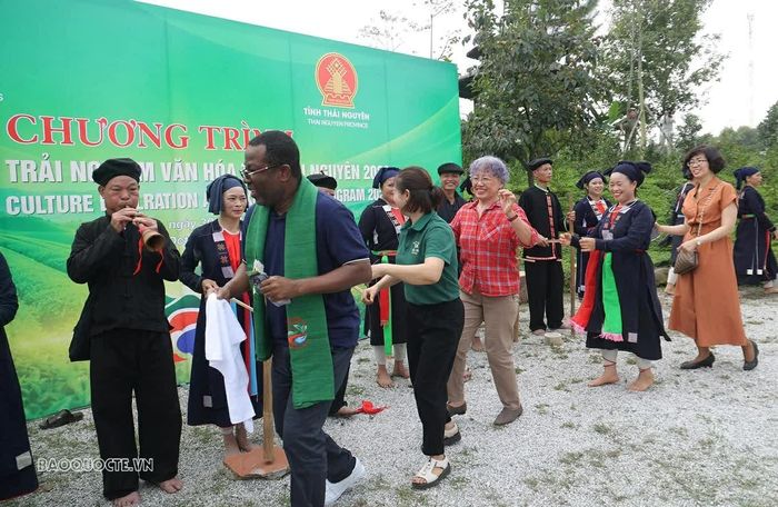 Các đại biểu giao lưu với đồng bào dân tộc.